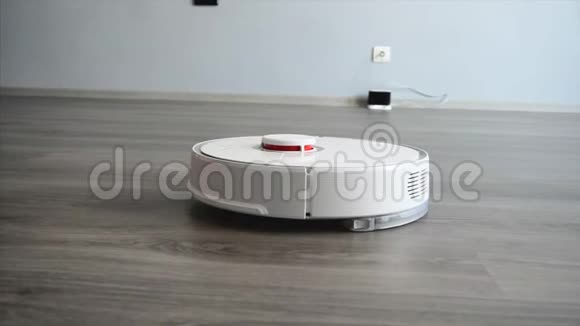 一台智能机器人吸尘器清洁客厅的地板视频的预览图