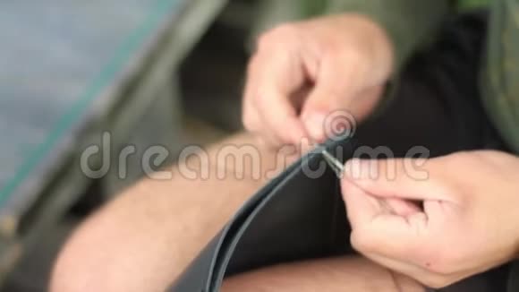 裁缝用自己的手缝制一个皮包视频的预览图