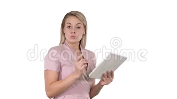 美丽的女人使用数字平板电脑并与相机在白色背景下交谈视频的预览图