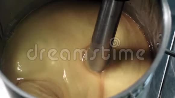 洗发水的生产混合液体视频的预览图