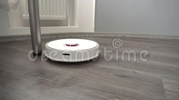 现代智能机器人吸尘器清洁公寓的层压板地板视频的预览图