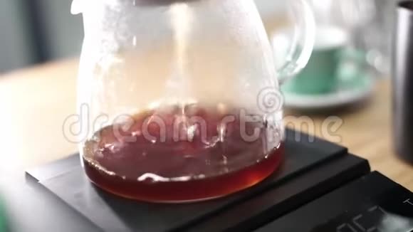 咖啡正滴在玻璃壶里过滤咖啡视频的预览图