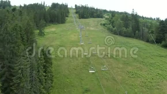 夏季滑雪道空中游戏乌克兰山景视频的预览图