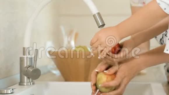 女儿和妈妈洗苹果视频的预览图