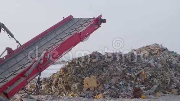 俄罗斯冬季垃圾填埋场粉碎线上的垃圾视频的预览图