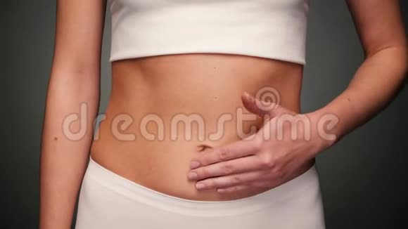 有魅力的女人露着肚子揉着肚子视频的预览图