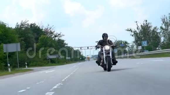 乡村公路上的摩托车手视频的预览图