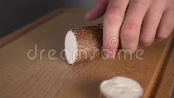 尤卡根在木制厨房板上视频的预览图