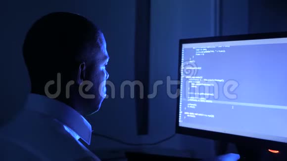 美国黑人程序员编码网络安全软件的肖像黑客在电脑屏幕上输入代码视频的预览图