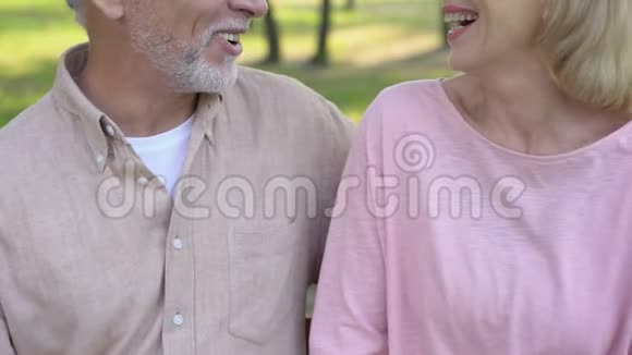 年长夫妇一起笑快乐相互理解特写视频的预览图