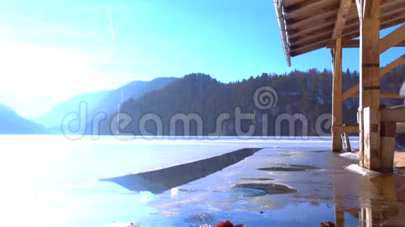 春天飘雪巴伐利亚的阿尔佩湖冰封视频的预览图