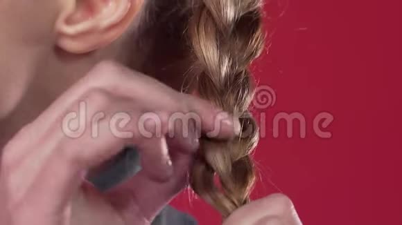 女人编辫子编发型的过程自己编发型视频的预览图