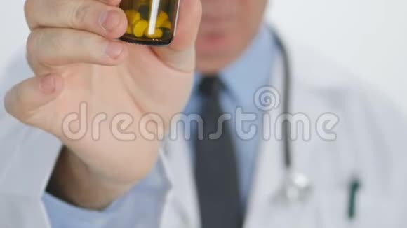 医生指指点点指示药物推荐药丸治疗视频的预览图