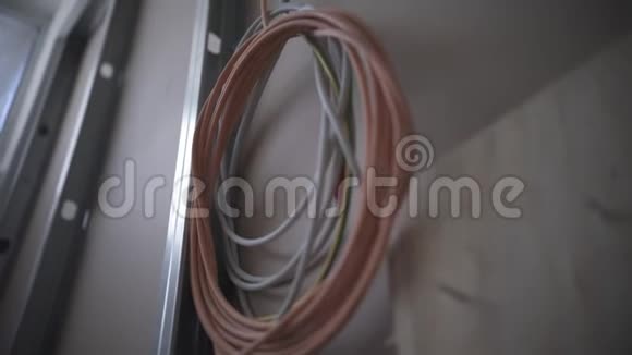 一个灰色和橙色电缆挂在墙内的一个螺旋和捆绑在一个视频的预览图