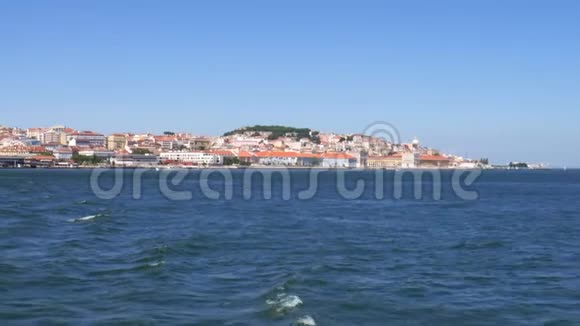 里斯本市中心葡萄牙塔格斯河从渡轮上捕获视频的预览图