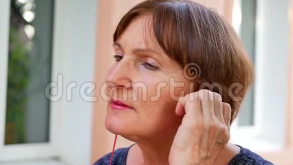 女人戴着红色耳机听音乐视频的预览图