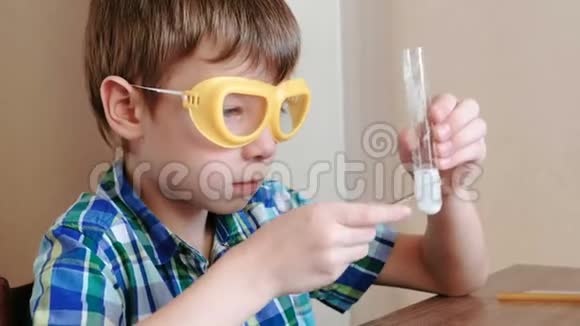 家庭化学实验男孩用玻璃棒敲试管用试剂视频的预览图