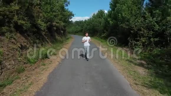 年轻人在森林里慢跑从无人驾驶飞机上看到视频的预览图