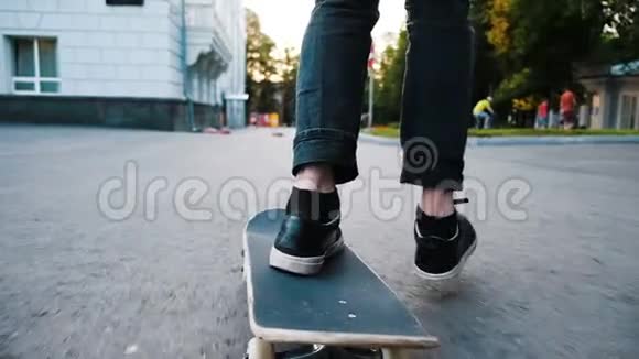 滑板上的人在滑板上表演一个奥利触发器跳过一个障碍物近距离缓慢的运动视频的预览图
