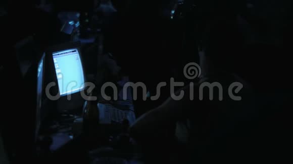 旧电脑屏幕前的男人视频的预览图