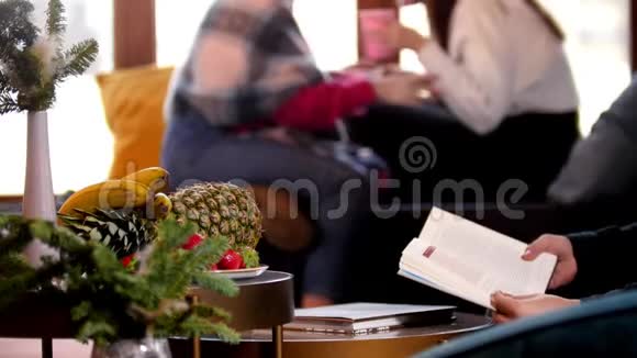 一个人在读一本书女人在后台聊天视频的预览图