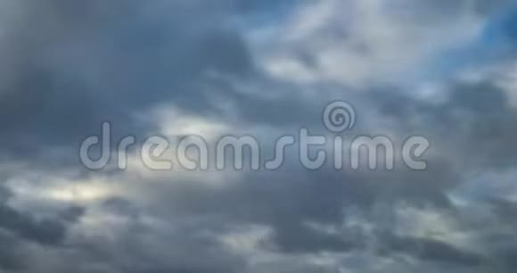 灰色蓬松卷曲卷云的时间流逝剪辑直到风暴大风风视频的预览图