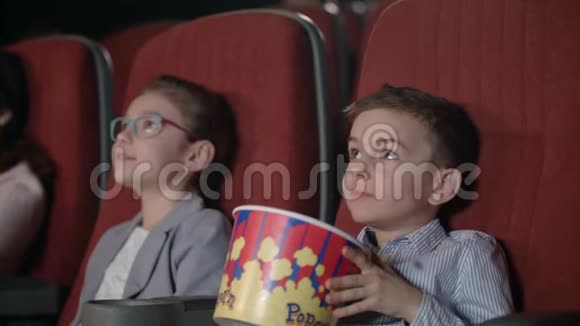 孩子们在电影院看电影儿童电影娱乐节目视频的预览图
