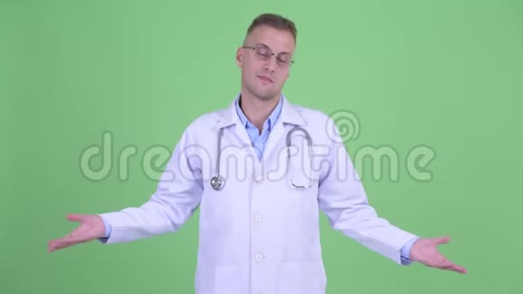 压力男医生耸肩视频的预览图