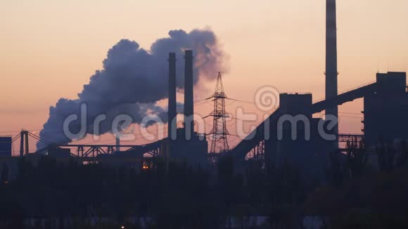 从工厂烟囱里冒出来的烟和黎明前的天空视频的预览图