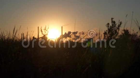 太阳升起的背景下的冶金厂视频的预览图