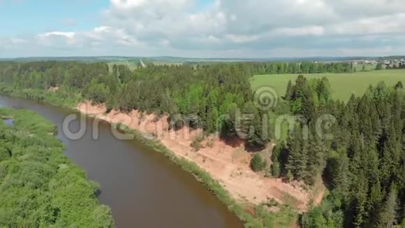 河悬崖山丘和森林的俯视图空中摄影美丽的夏日风景视频的预览图