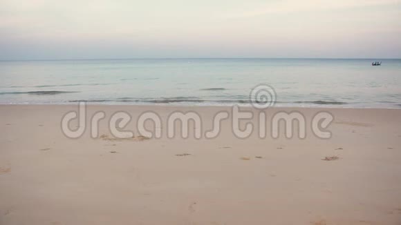 强壮的红衣女子在沙滩上跑步慢动作锻炼心脏视频的预览图