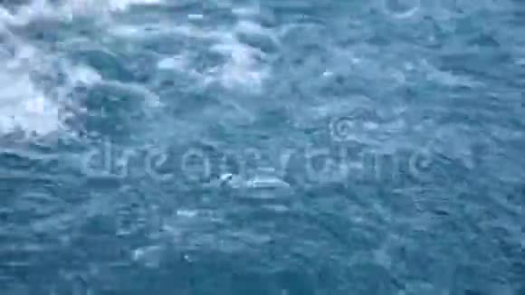 海浪从船上射出视频的预览图