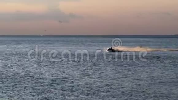 日落时分在海上驾驶水上滑板车视频的预览图