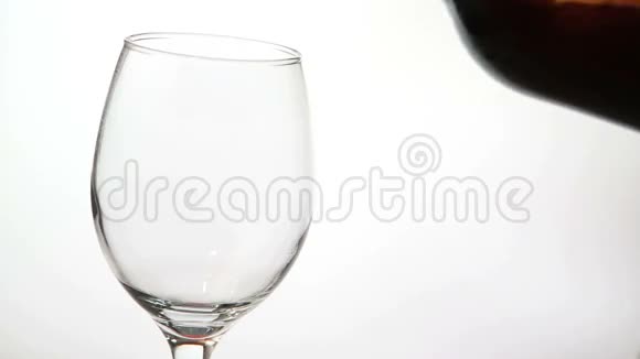 盛满红酒的玻璃杯视频的预览图