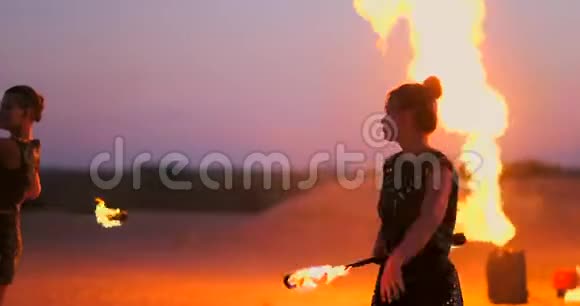 日落时分女人在沙滩上跳舞在美丽的天空中缓慢地表演技巧视频的预览图