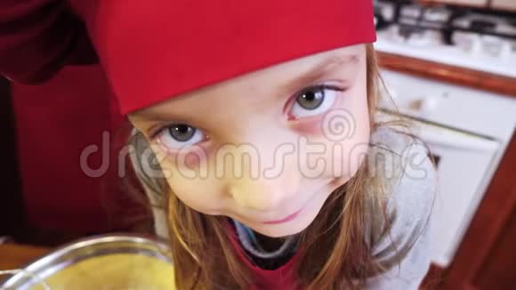 一位可爱的小女孩厨师在看镜头视频的预览图