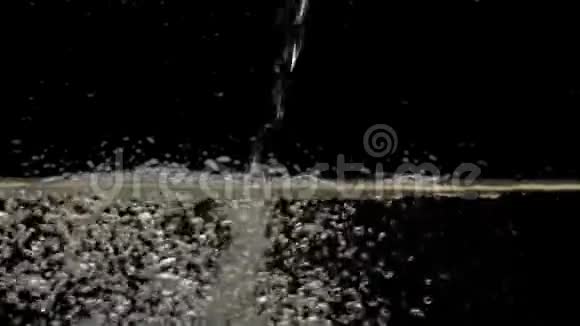 一股水流在黑色的背景下流下来视频的预览图