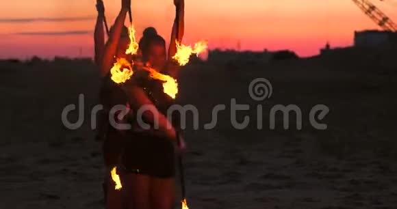 日落时分女人在沙滩上跳舞在美丽的天空中缓慢地表演技巧视频的预览图