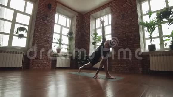 男子练习瑜伽姿势在工作室与砖墙健康生活方式视频的预览图