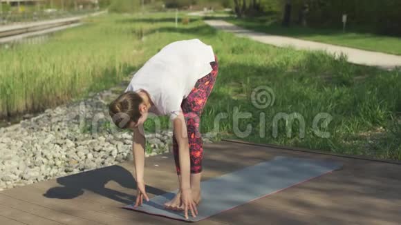 年轻的女性瑜伽练习者做运动视频的预览图