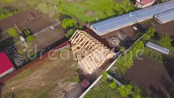 与建造木屋的情节剪辑夏季私人乡村地块木屋框架俯视图框架视频的预览图