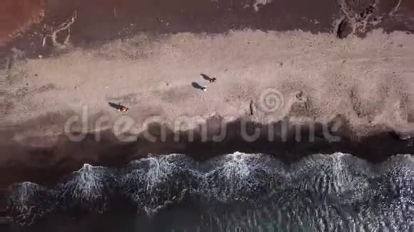 圣托里尼岛红海滩的俯视图视频的预览图