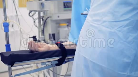 在手术过程中关闭病人的手连接到医疗监视器视频的预览图
