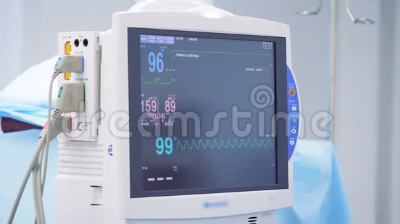 电子监视器显示病人状况的读数视频的预览图