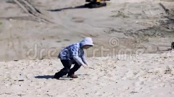 孩子跌倒在沙子里视频的预览图