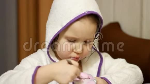 小孩用勺子吃奶酪小女孩吃乳制品酸奶肖像特写视频的预览图