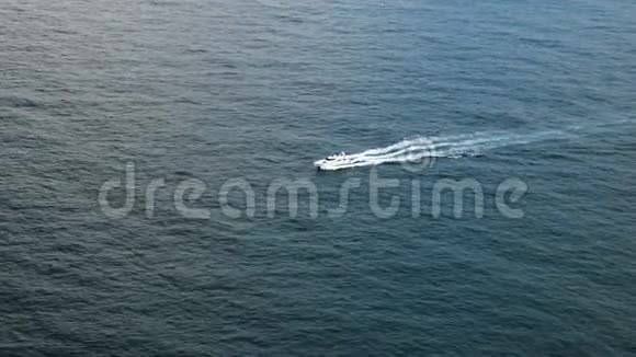 孤独的白色游艇在开阔的大海里视频的预览图