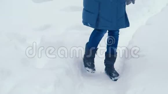 女人冻僵在冬天等着双腿合拢视频的预览图