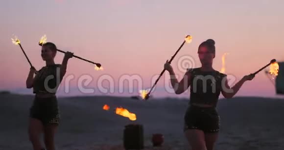 日落时分女人在沙滩上跳舞在美丽的天空中缓慢地表演技巧视频的预览图